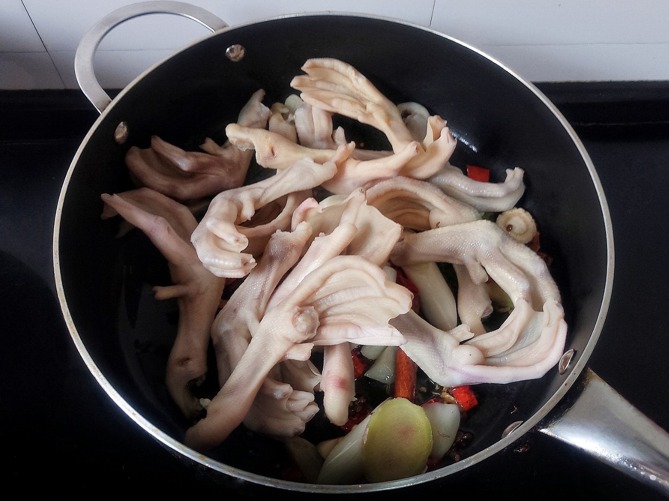 想吃卤鸭掌学会这方法就够了,想吃卤鸡爪教你在家做做法简单