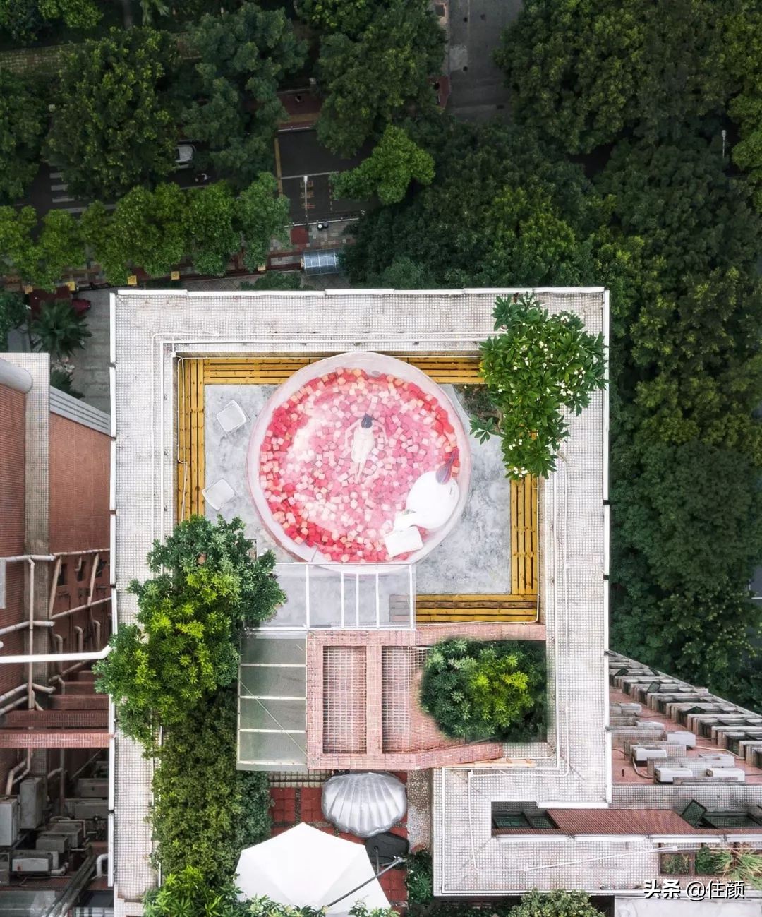 全屋贯穿10米滑梯，天台泡泡屋俯瞰CBD夜景，这个33楼的家够野