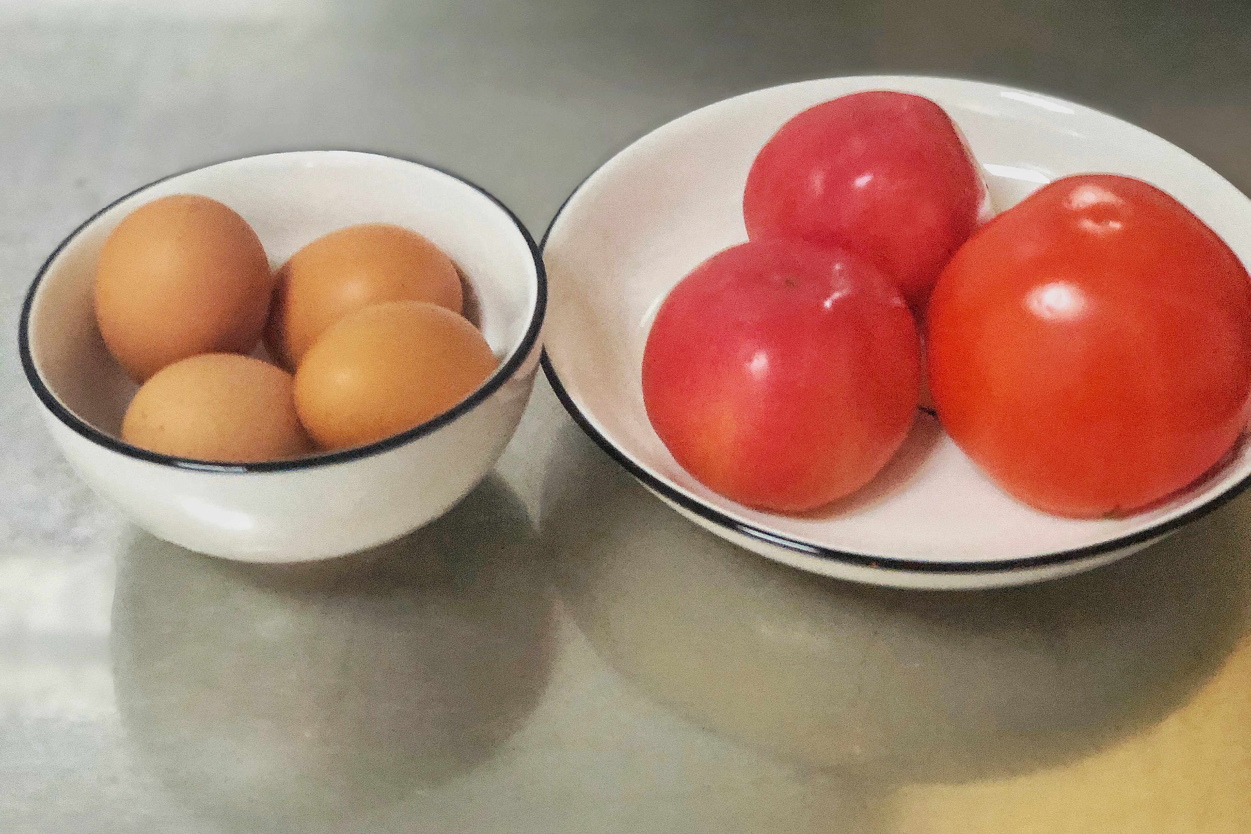 自己在家也能做拉面又细又长，配上西红柿鸡蛋的卤子，味美鲜香