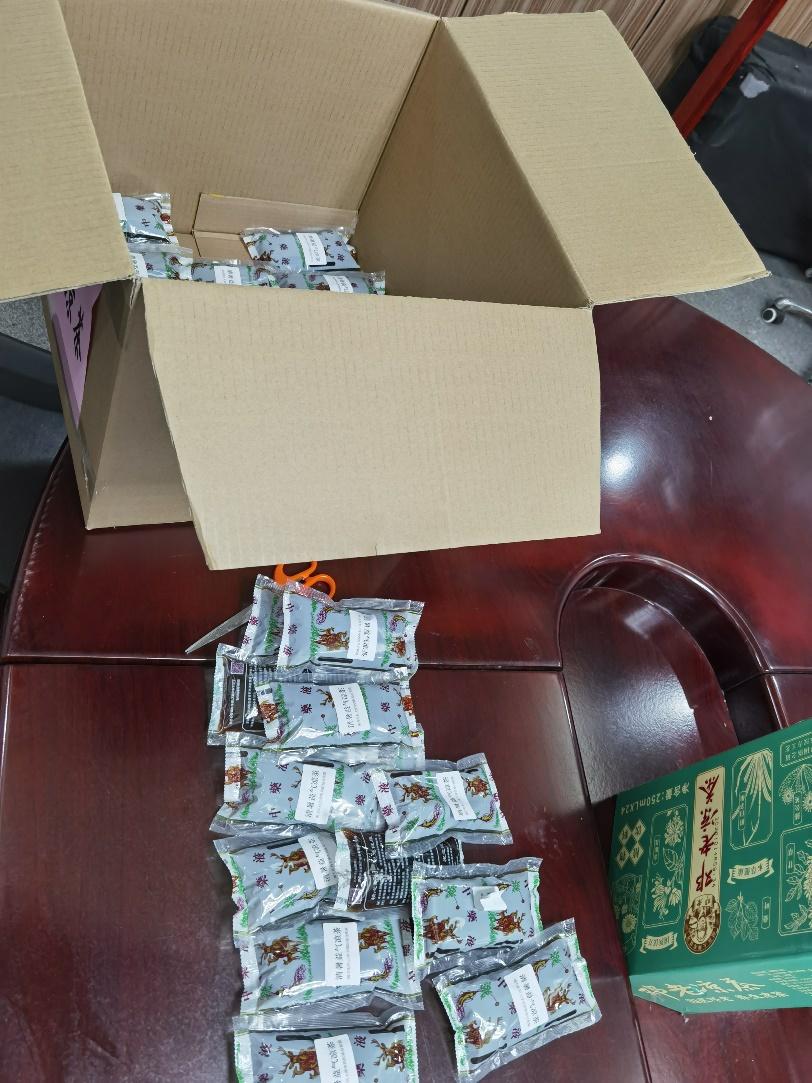 抗疫战场党旗飘扬,抗疫党旗在风雪中飘扬