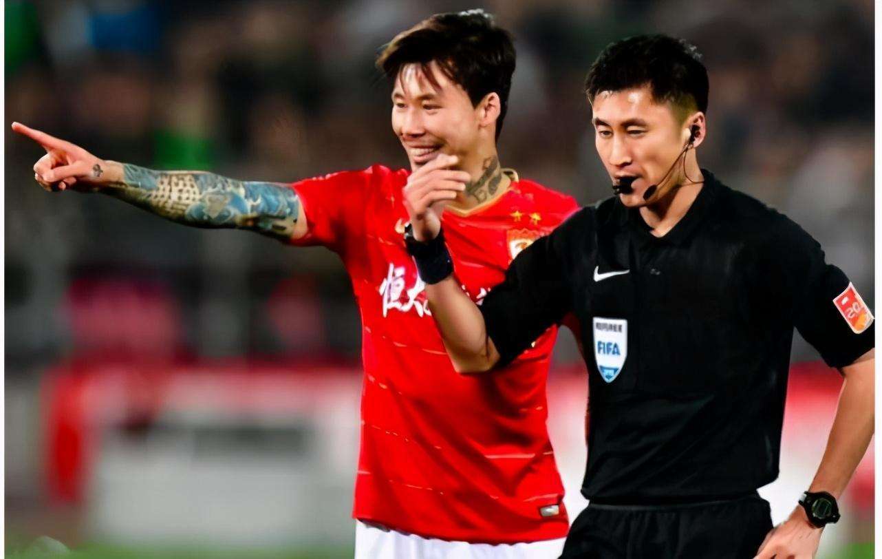 中国足球裁判不被足联重视,中国足球发展不起来的裁判问题