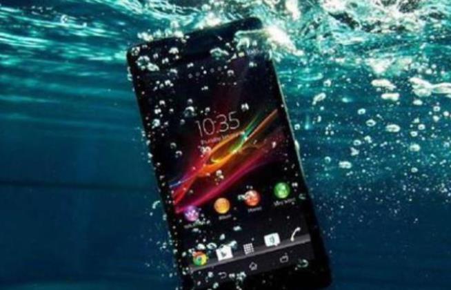 手机掉水里了黑屏了应该怎么处理,手机掉水里没有声音快速处理方法