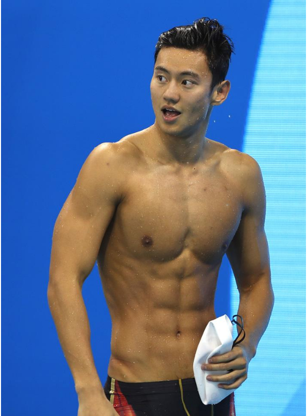 运动员腹肌有多强？易建联不输黑人运动员，国足呢？