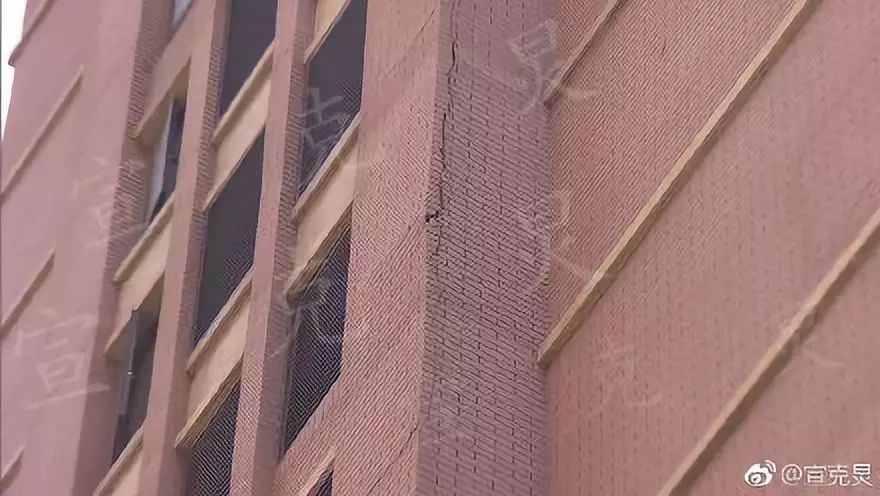 居民楼掉落男童当场死亡,小区内一男童高楼坠亡