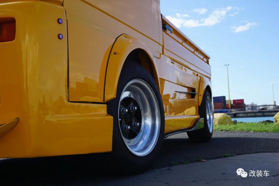 中置四驱五速手动的双门超跑，今晚我在秋名山等你