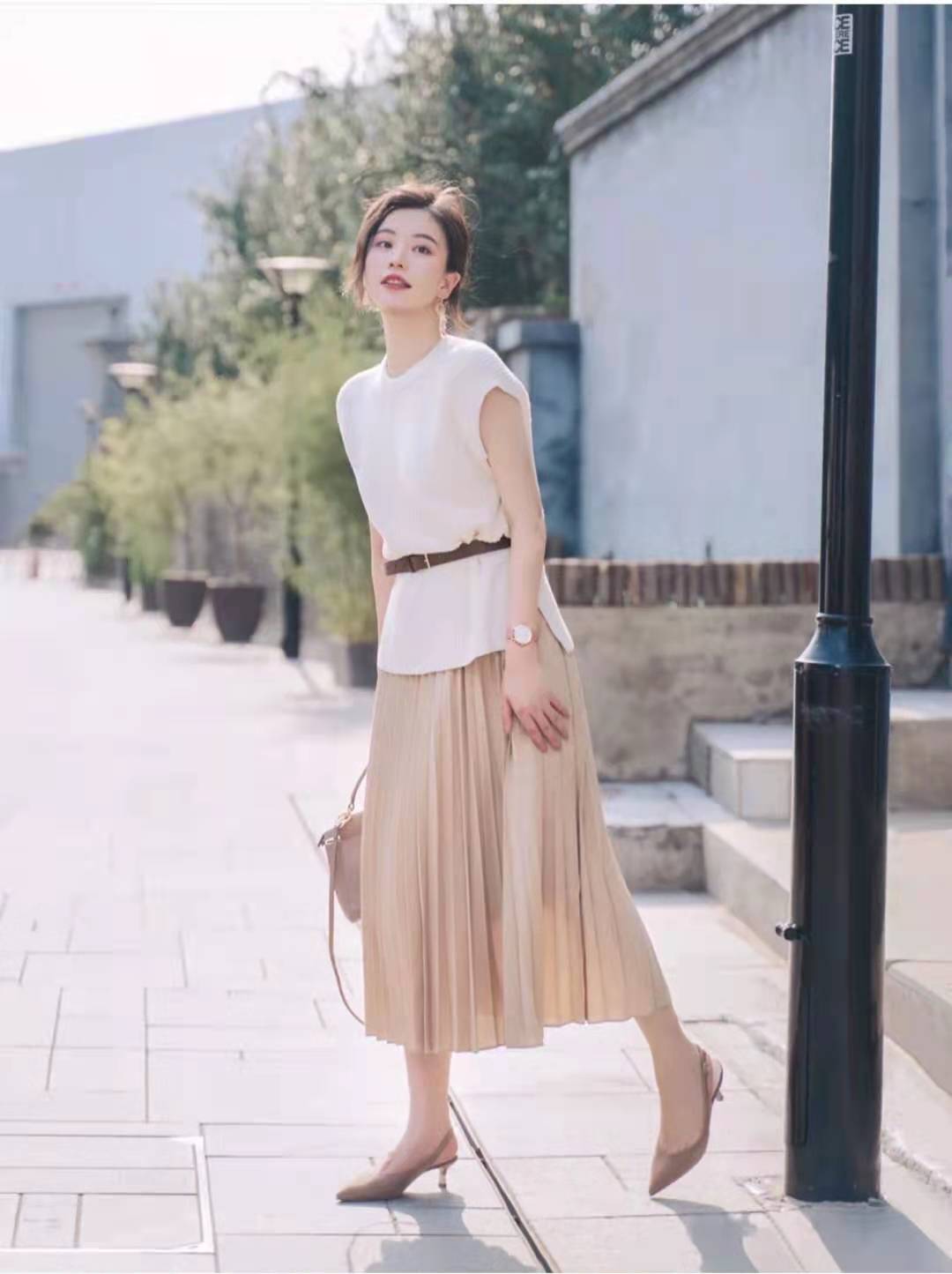 墨绿色百褶裙搭配什么上衣,银灰色百褶裙搭配什么上衣