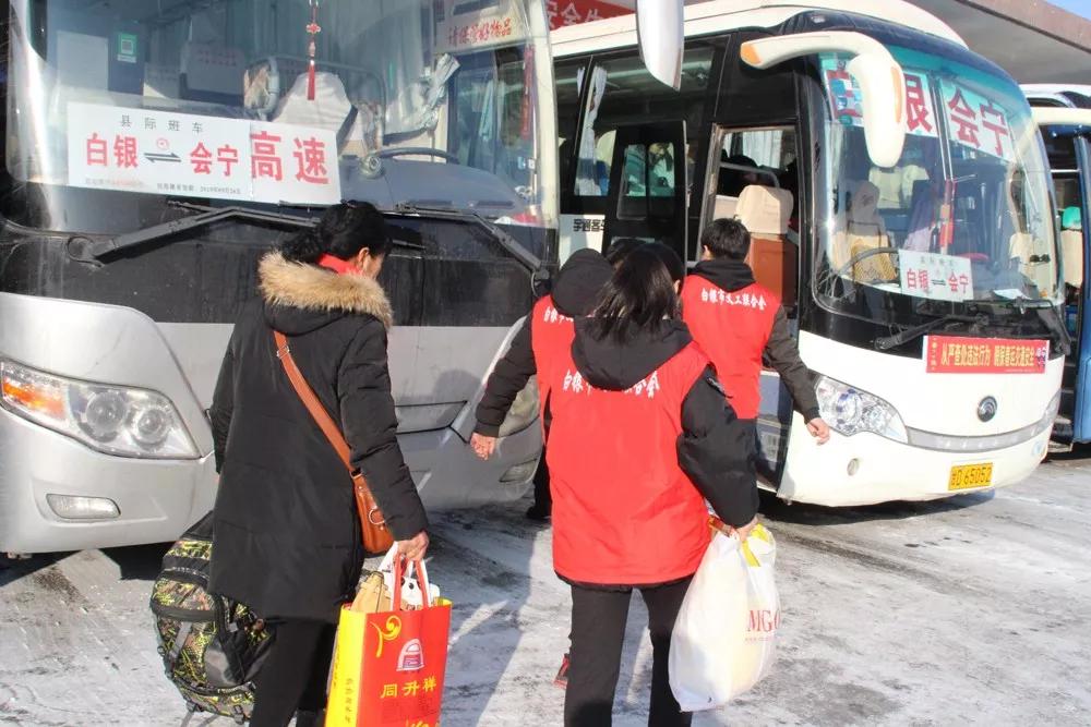 白银：爱心志愿者成为汽车站春运一道最亮风景线