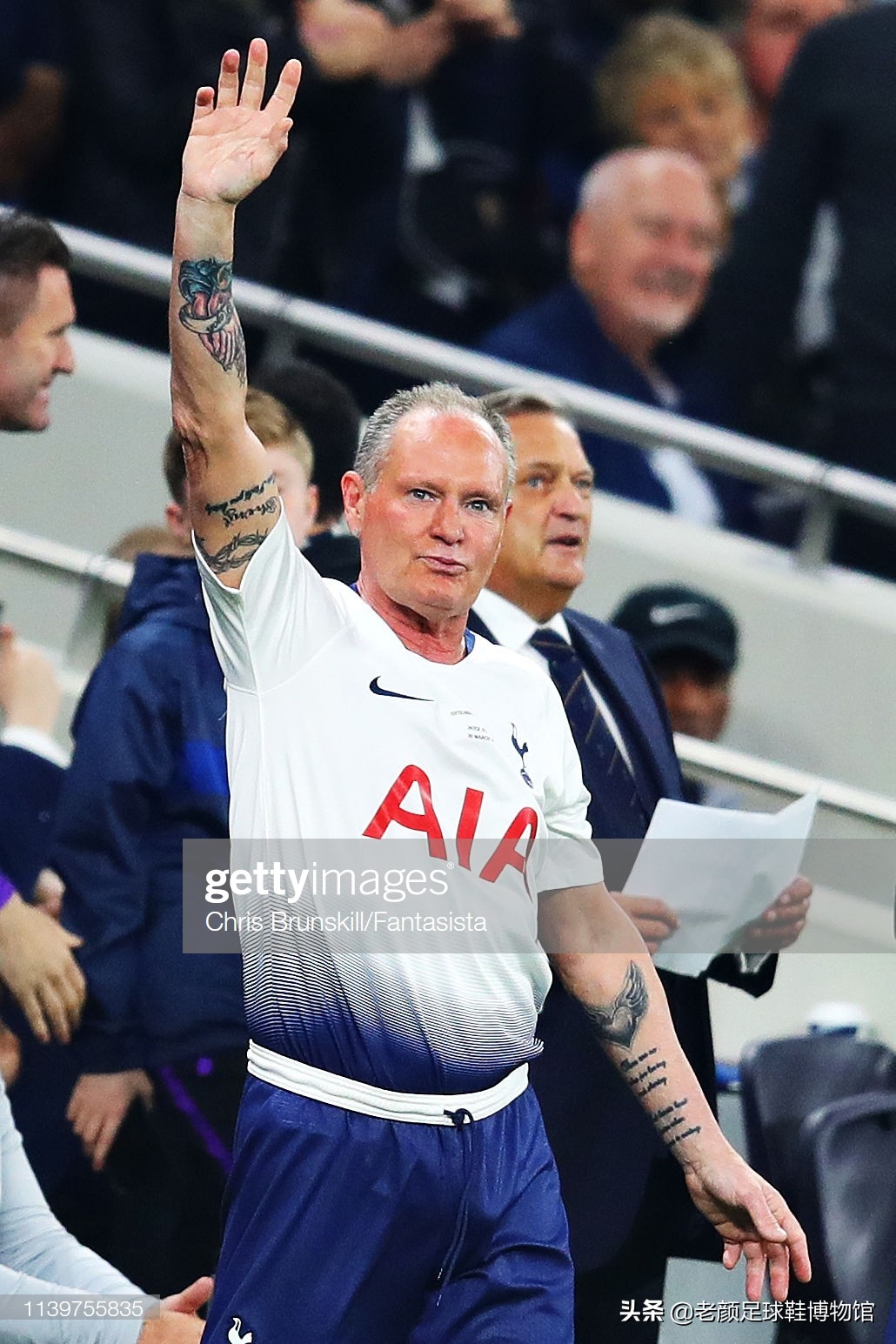 破产酒鬼的球鞋拍卖值6万，加图索的恩人名字成为香港路名