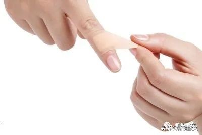 食指背面有裂口又疼又痒怎么回事,为什么食指的手指尖侧面总是裂口