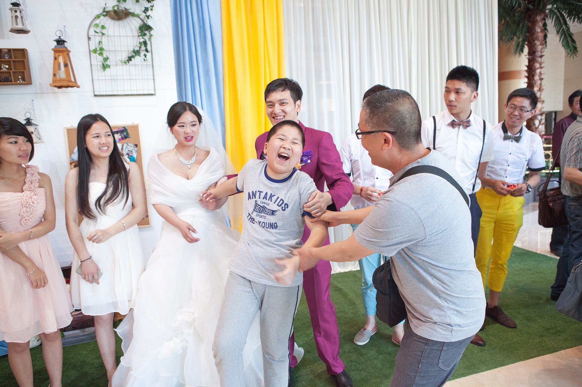 孩子总是见到人害羞怎么办,孩子总是怕见生人怎么办