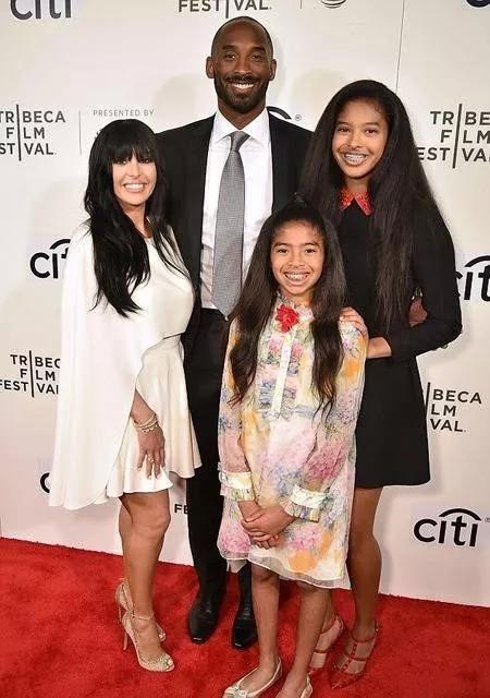 今天，我们用两部纪录片来致敬这位伟大的球员、丈夫与父亲