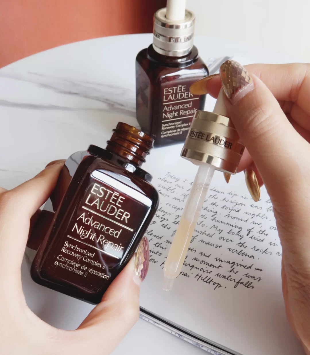 雅诗兰黛小棕瓶和限量款红瓶区别,雅诗兰黛十大高端化妆品品牌