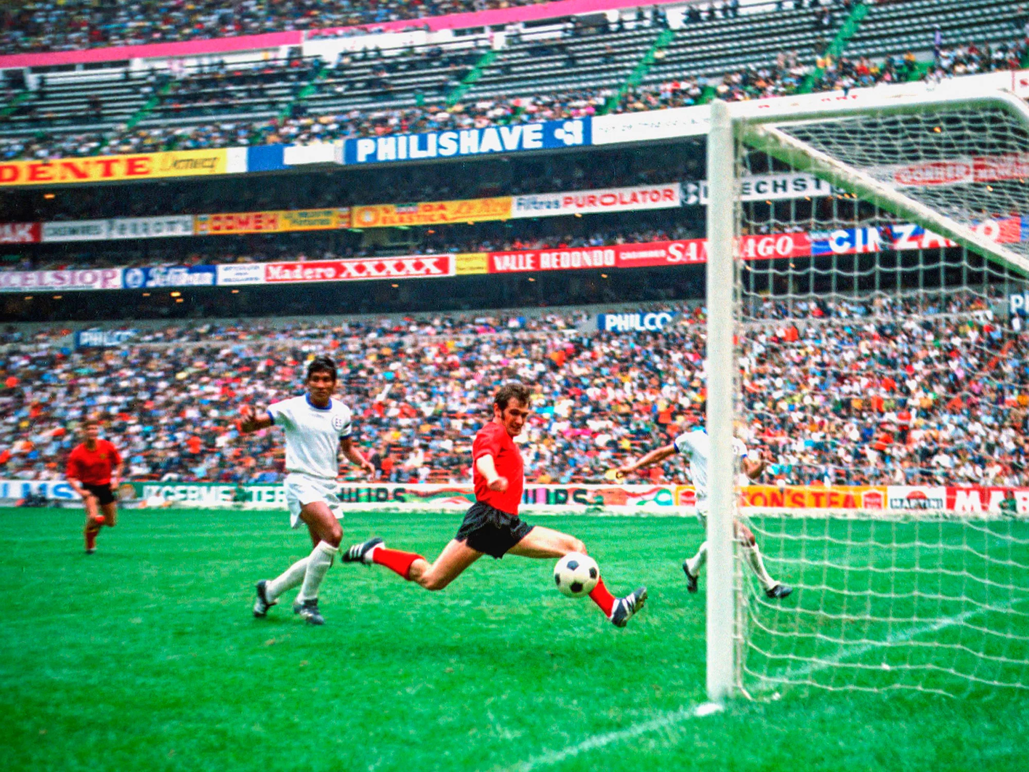 哪个国家因为足球比赛而停止内战,足球史上最激烈的冲突