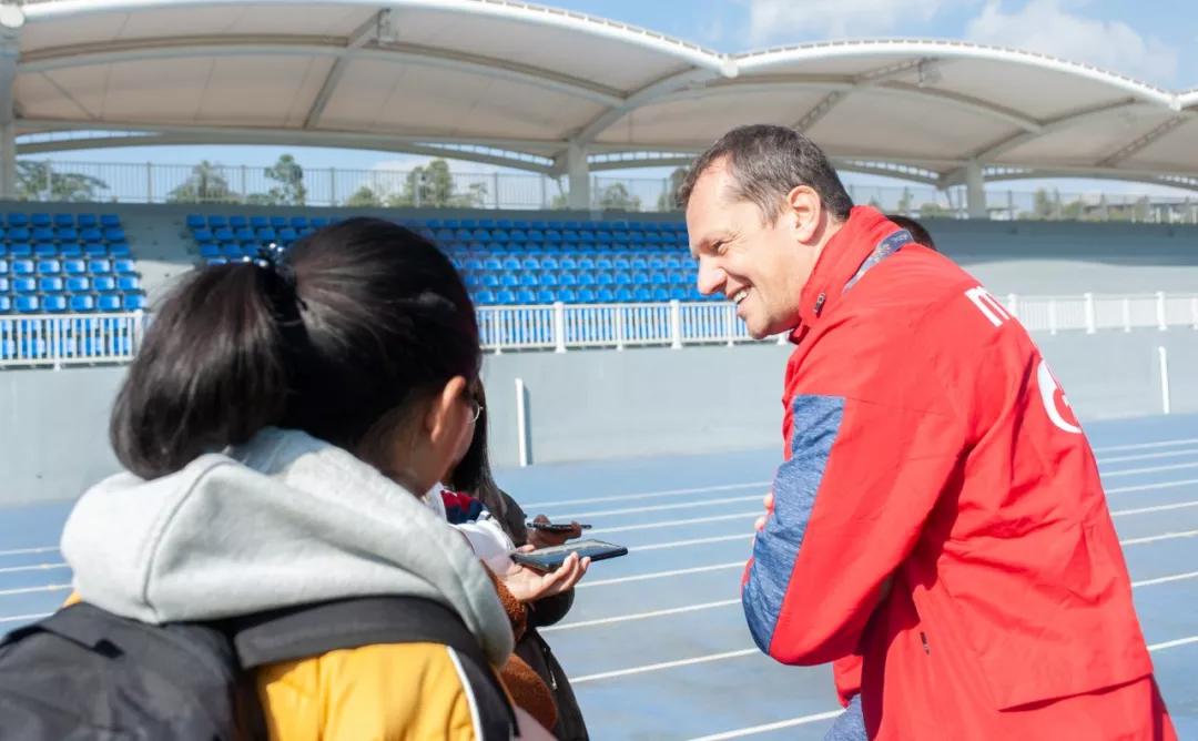 快乐足球进球完整视频,快乐足球踢球视频