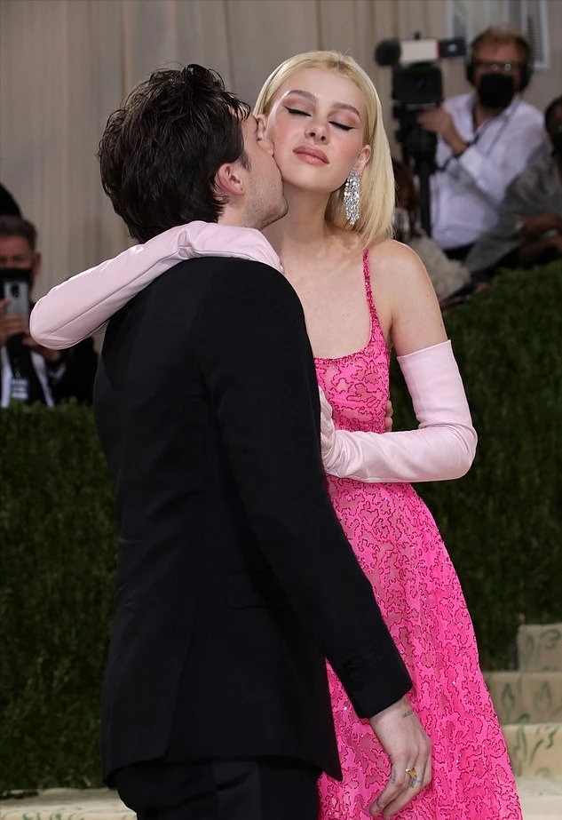 贝克汉姆二公子18岁女友不低调！穿镂空黑裙闪耀亮相，不输准大嫂