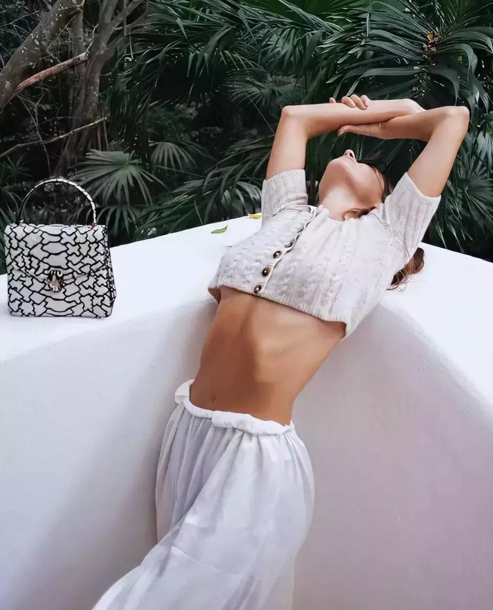 刘雯米兰时装周试装,刘雯维密走秀比心