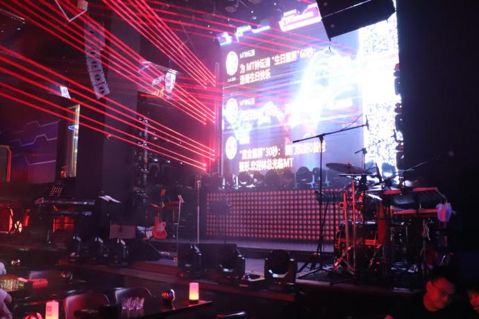 鏉ivehouse鍚瓕,鏉ivehouse闊充箰涓婚閰掗鍥㈣喘