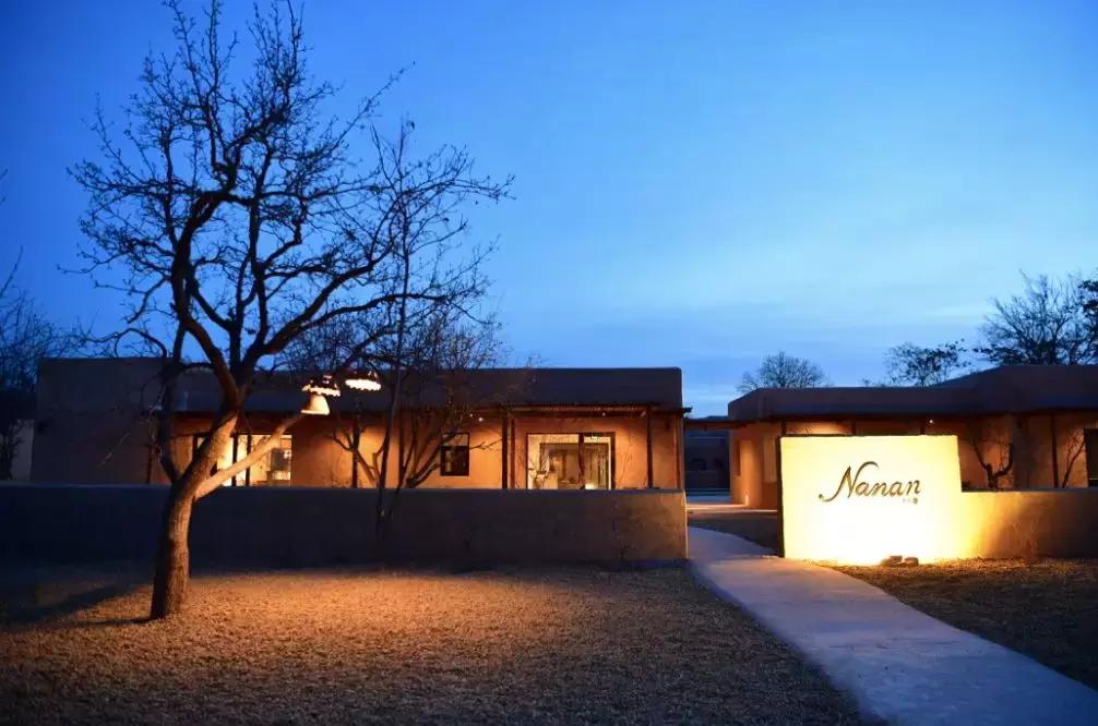 把泳池搬进沙漠,圈黄河做庭院,一个男人的西部世界,可以有多野