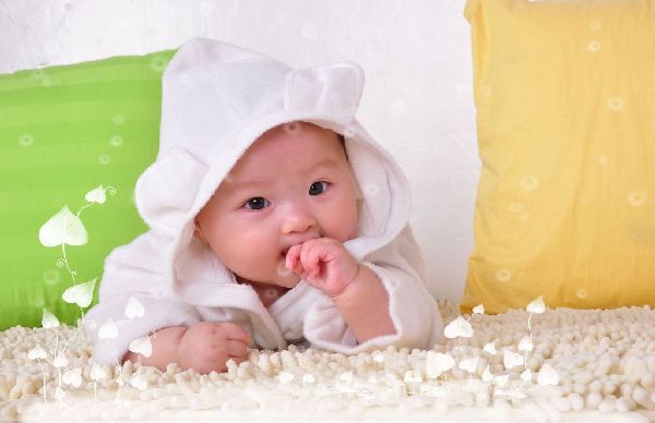 孩子喜欢“摸奶睡”，妈妈不忍拒绝不仅有隐患，还容易养成妈宝男