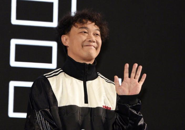 吸收东方玄学！齐达内围观中国大妈打麻将足坛传奇蹲地上笑容灿烂