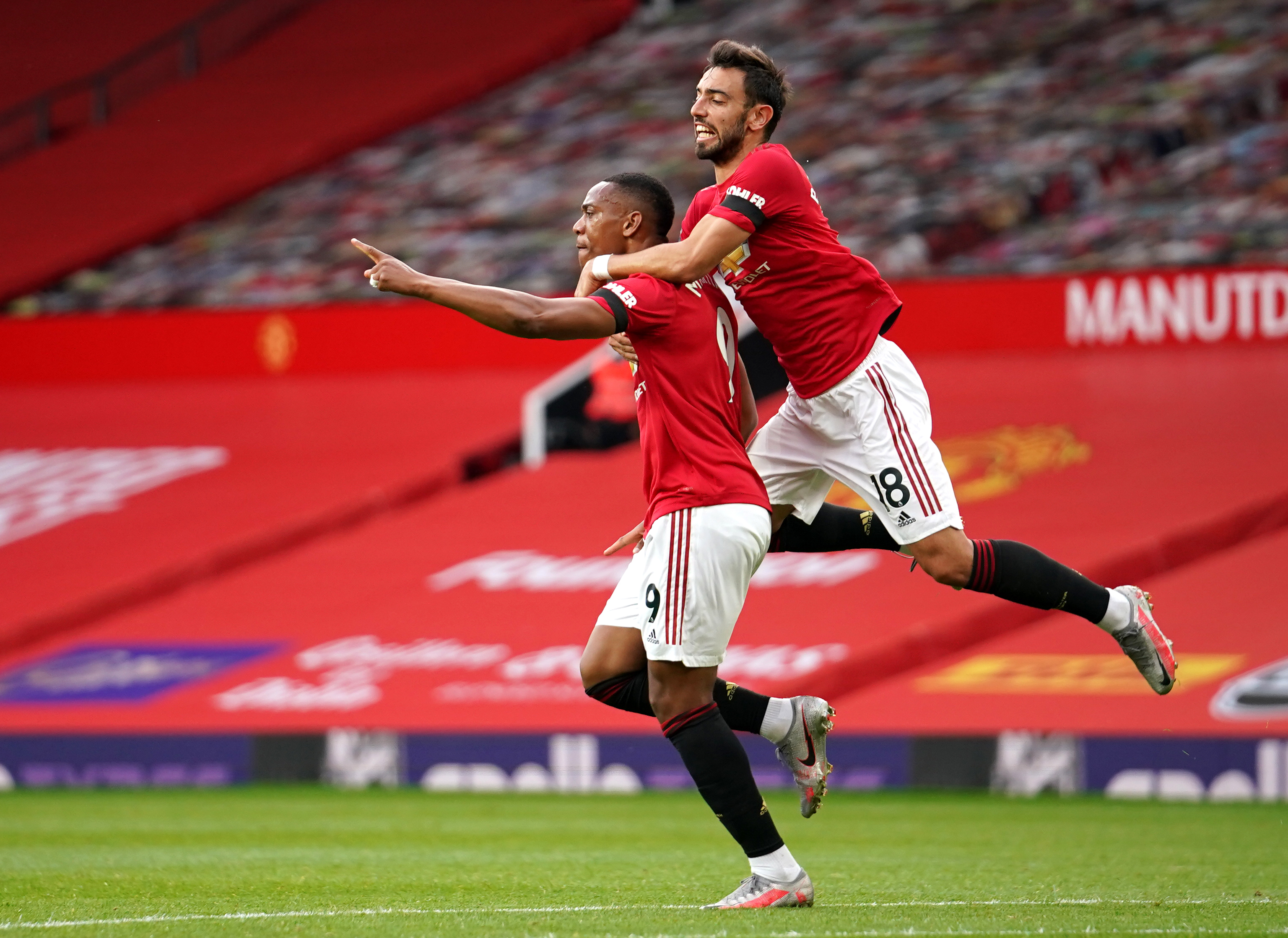 无奈2-2！6000万巨星造2球后变罪人，曼联2大命门被踢爆