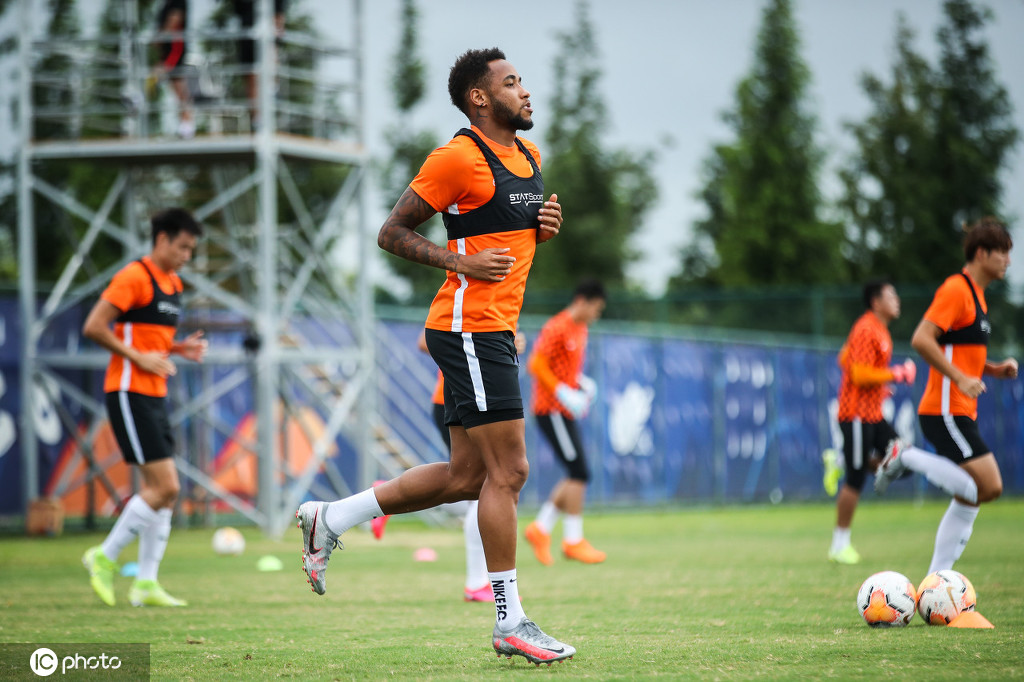 拉斐尔对阵永昌赛前训练受伤将返回巴西康复今早离开赛区酒店