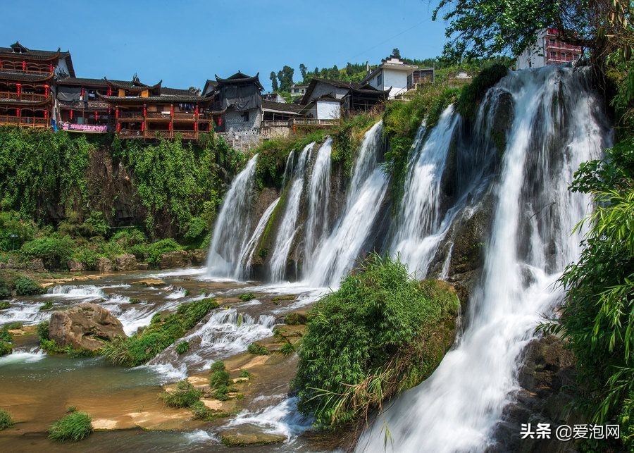 中国唯一挂在瀑布上的千年古镇,中国最美江边