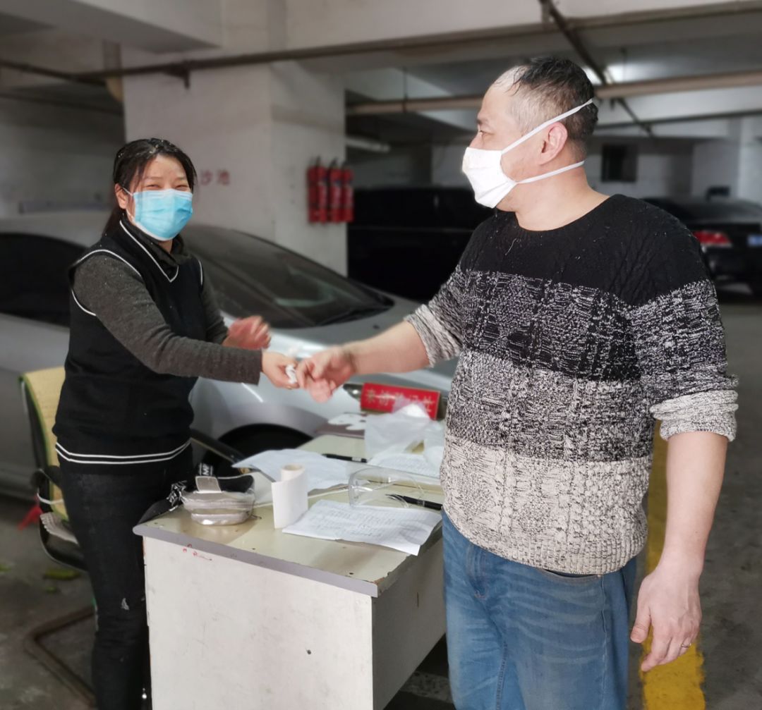 每切一块冻猪肉，就像下了一场猪肉味儿的雪