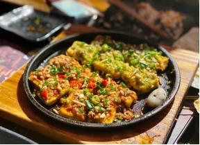 《李不管把把烧VS何师烧烤，谁更胜一筹？》