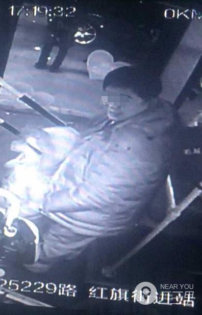 十四岁女孩被打打人者已找到,女子插队被打完整视频打人者成都