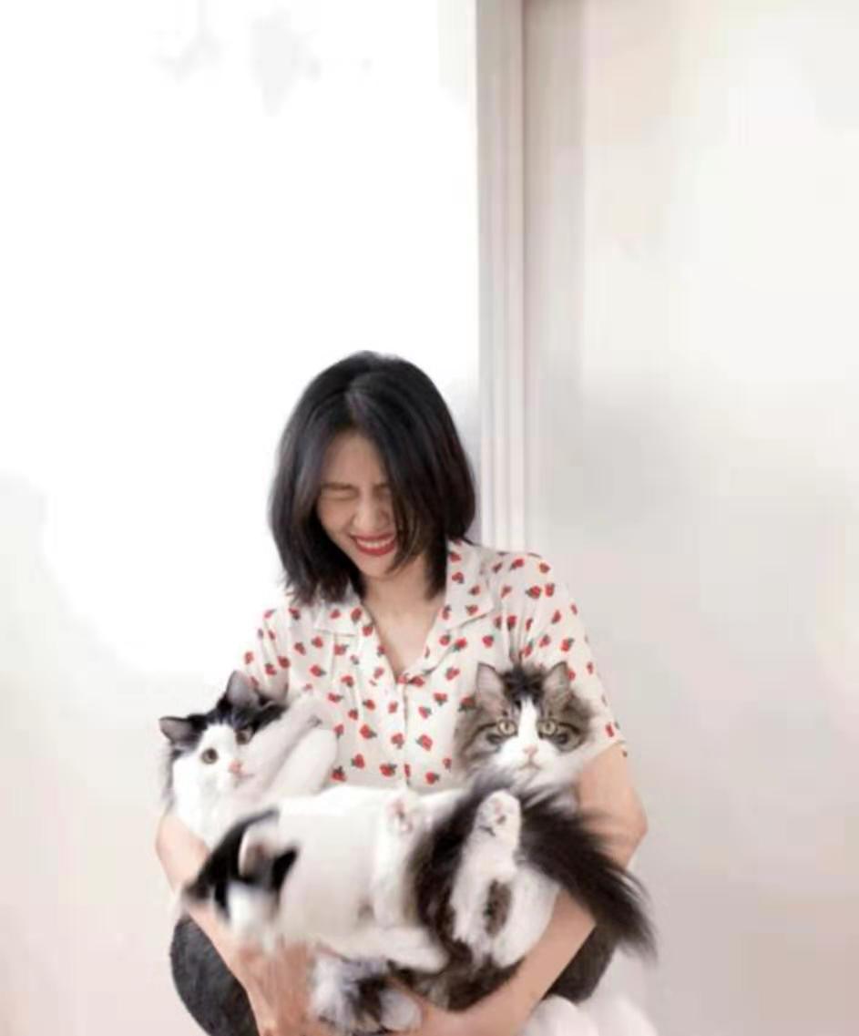 高圆圆穿白色牛仔裤,高圆圆背带裤内搭一件白衬衫减龄