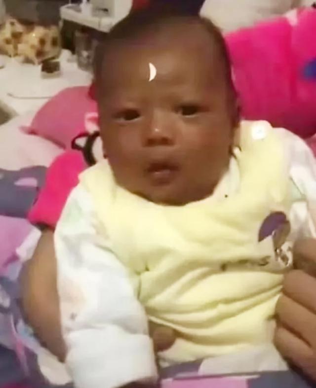 国产宝宝皮肤黑成“碳”，爸爸恶搞贴月牙，网友直呼：包大人