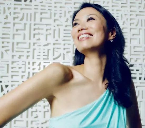 22岁拿绿卡31岁嫁传媒大鳄，从丑小鸭到上流名媛，邓文迪有多厉害