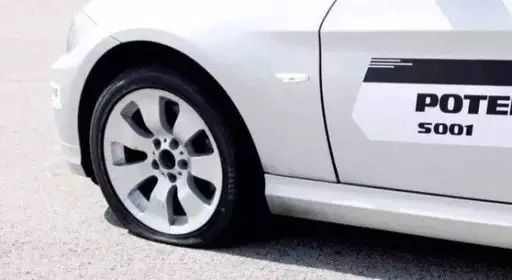 轮胎漏气再不用叫拖车老司机,汽车轮胎漏气怎么搞