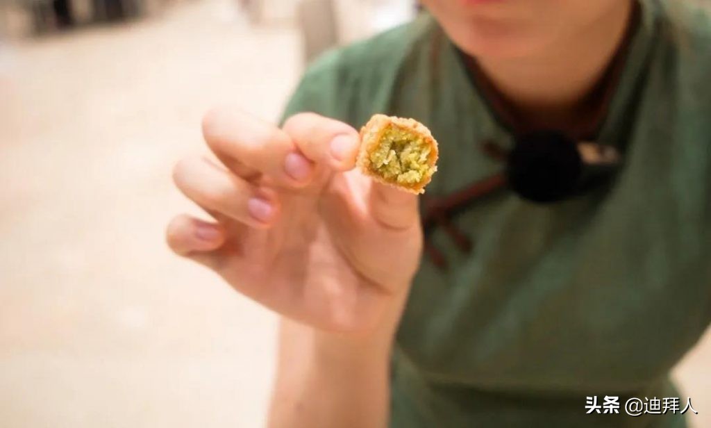 这只“鸡”不一般！啃过都说好！探访来自沙特的灵魂炸鸡店AlBaik