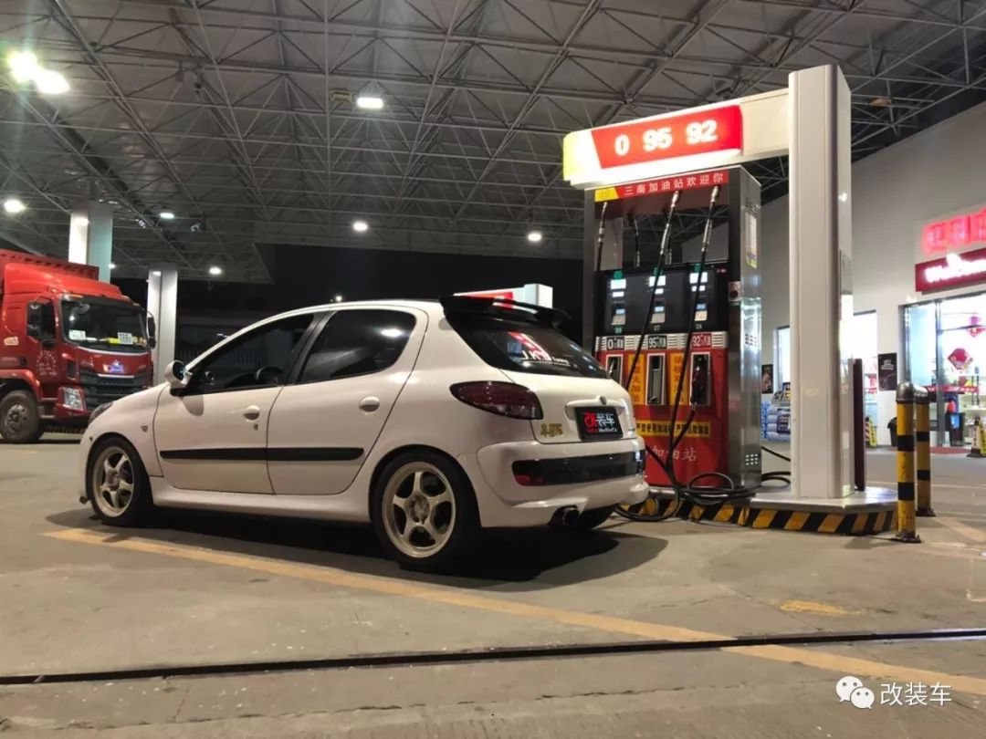 改装也疯狂黑武士标致207的蜕变,08年标致207还能值多少钱