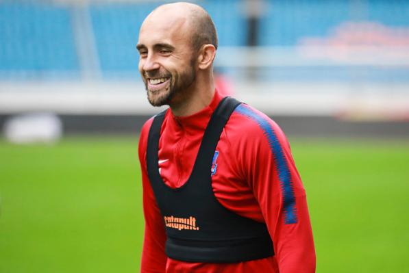 黄海王伟或将永久禁赛？上演断子绝孙脚染红离场，球迷：恶意违规