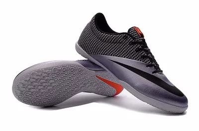 怎么挑选足球鞋的视频讲解,挑选足球鞋场地