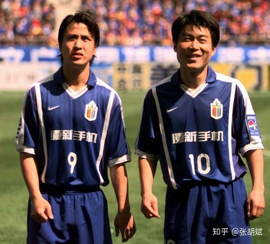 为什么中国人喜欢篮球而不是足球,中国打篮球的多还是踢足球的多