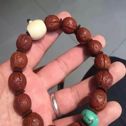 盘玩十年的山核桃手串,山核桃文玩包浆