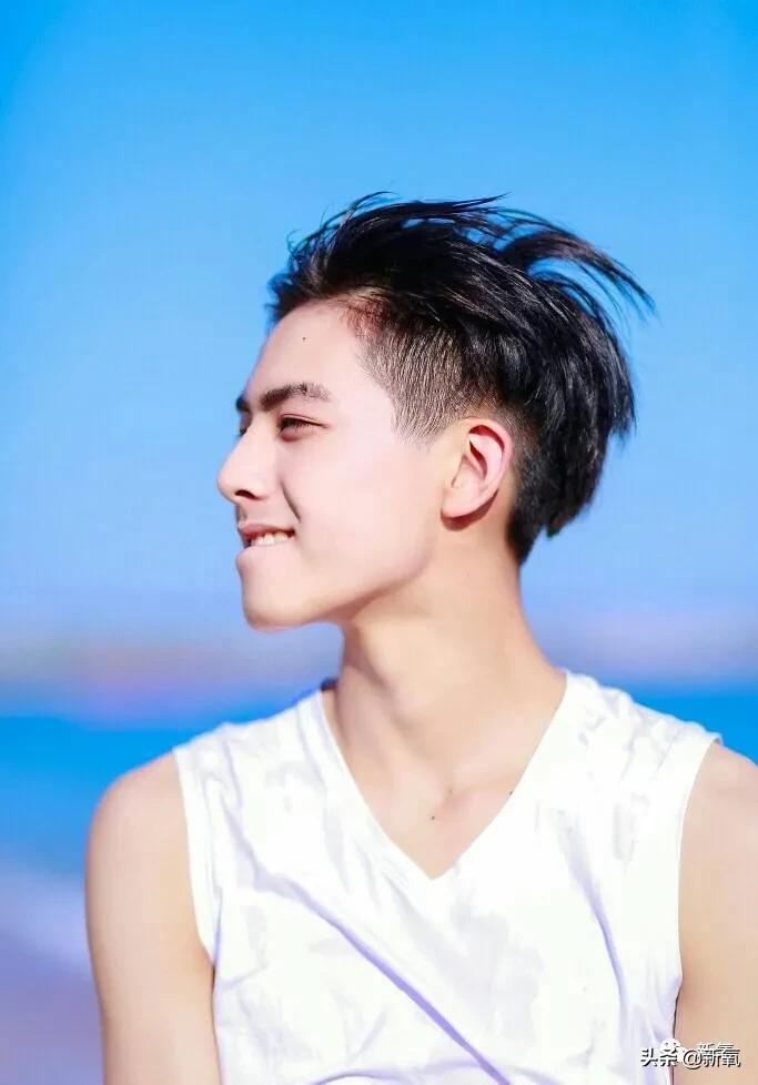 1米8大长腿，抿嘴笑爆红被吹顶级神颜，没想到竟然是照骗...