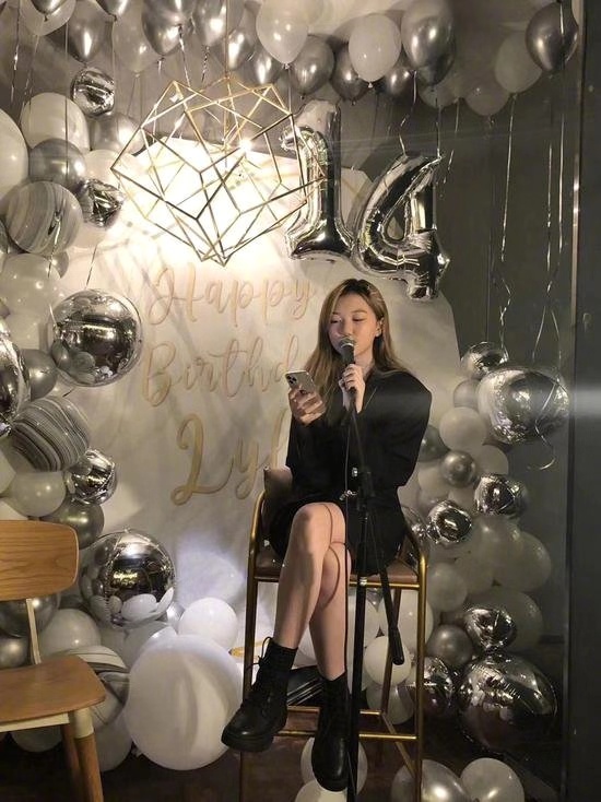 李嫣自信洒脱挺有星范,李嫣罕见穿西装套裙亮相