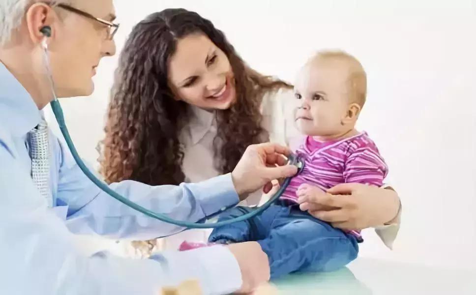 宝宝尿布上有橙色的点,婴儿尿布总是有一点屎