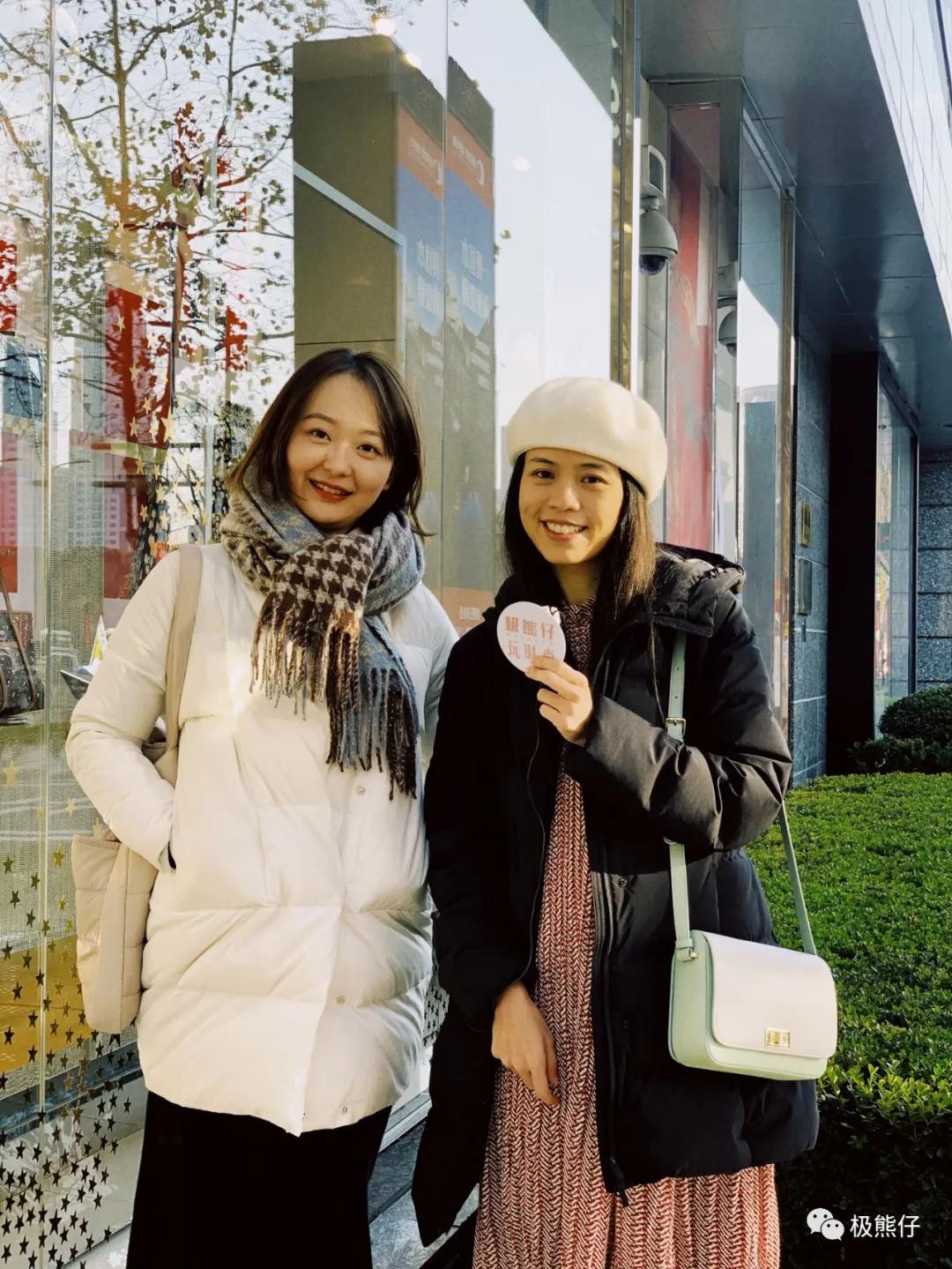 今天背什么｜魔都的“欧洲小镇”上，女神们都背什么包*过包**节呢？