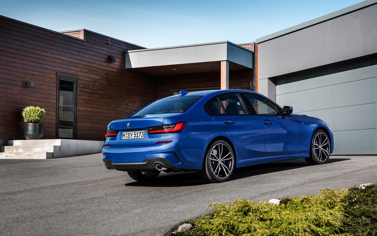 年收入80万存款100万买什么车,存款50万年薪10万适合买什么车