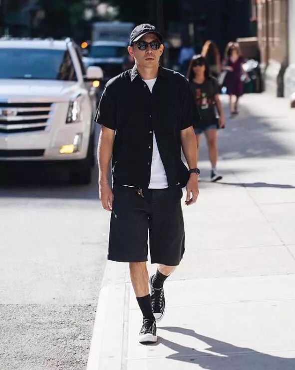 低调的黑色衬衫，应该怎样穿？