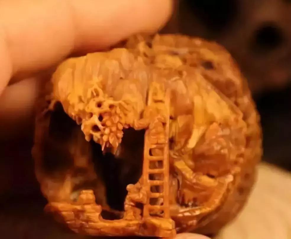 价值240万非洲的原木，雕刻成品出来后震惊全场，一片心疼声！