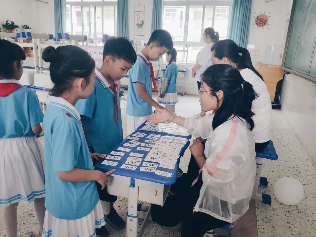 洛龙区第一实验小学学府校区“童心向*党**，梦想起航”游艺节活动