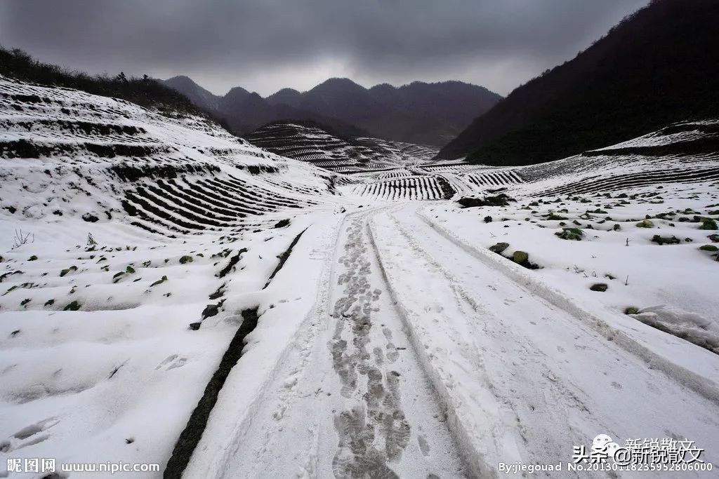 为了回家过年，自行车走几十里雪路，摔得浑身泥水，母亲一把抱住