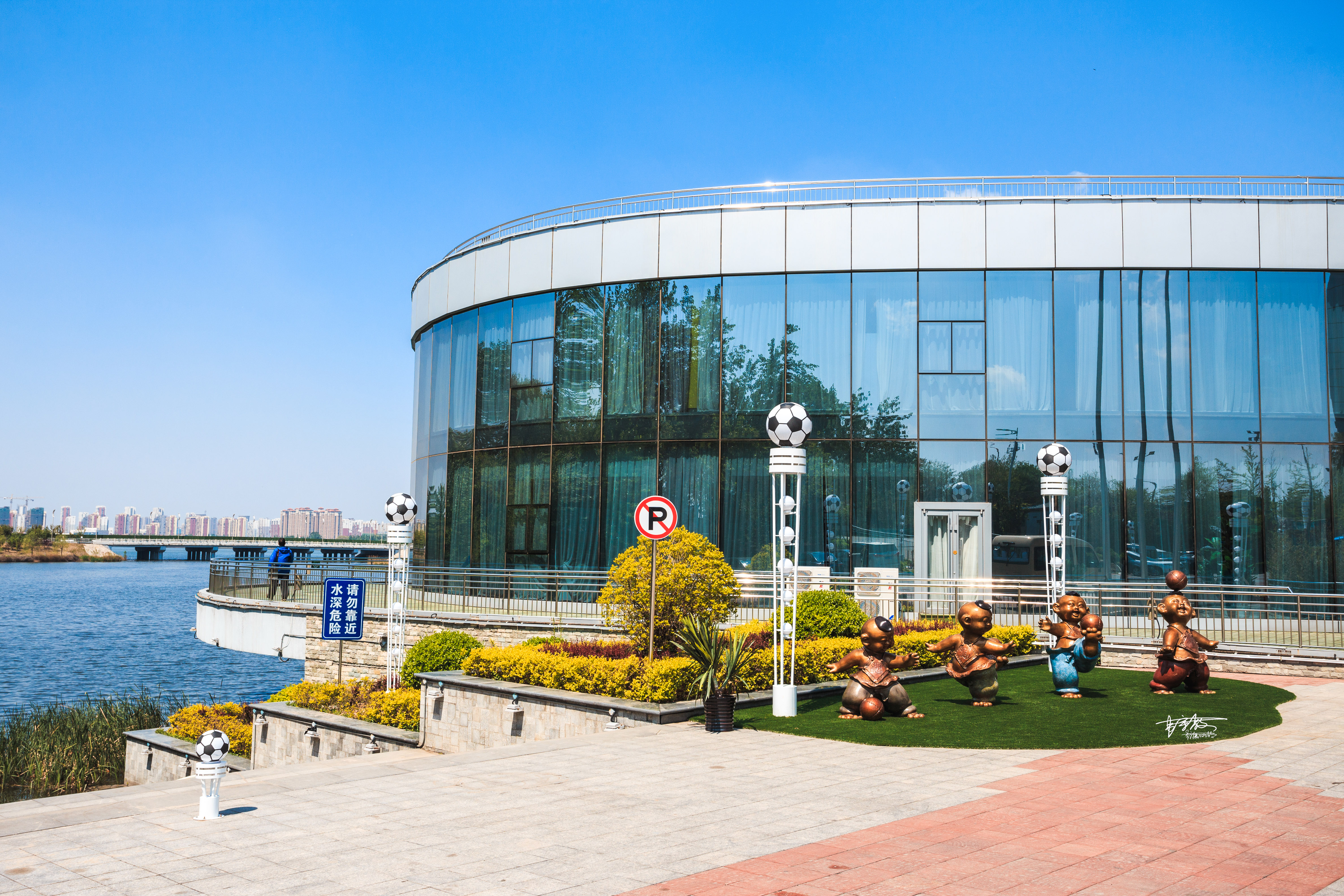 除了女人，男人的话题里，总是少不了“足球”两字